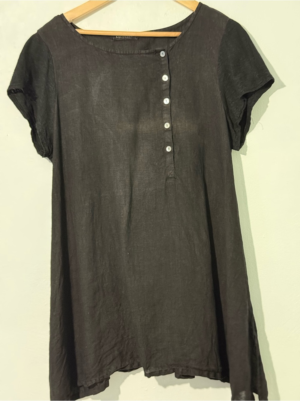 cut loose Black Short-Sleeve Button-Front Tunic flaw?